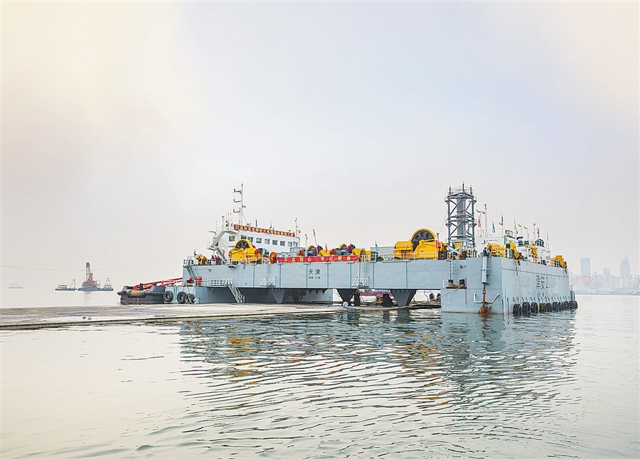 ◀沉管浮运安装专用施工船准备浮运E2管节。